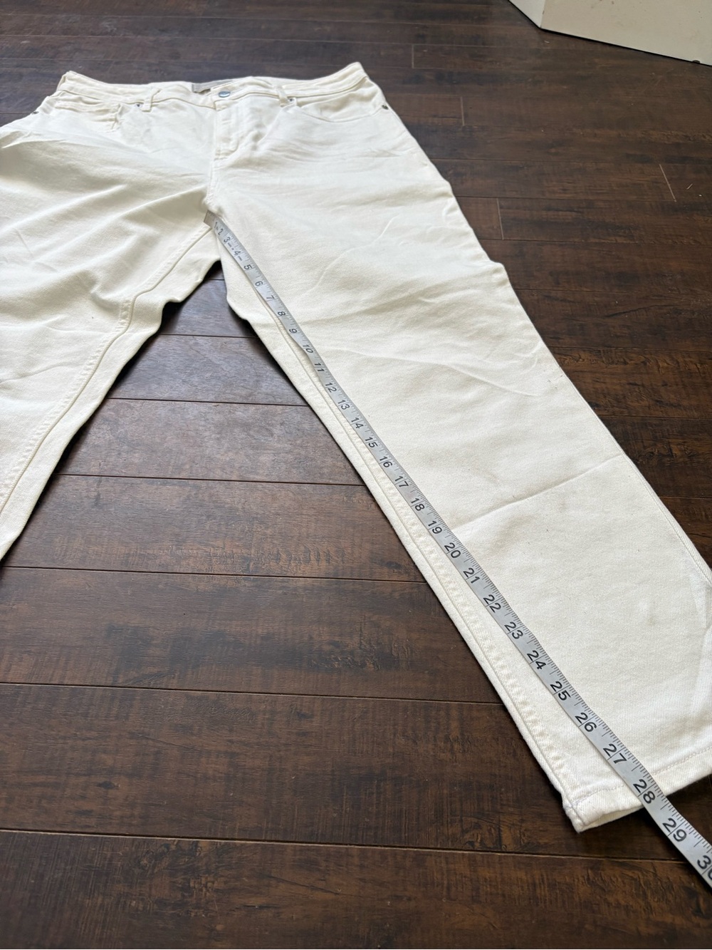 Everlane The Curvy Cheeky Jean in white - Picture 5 of 12